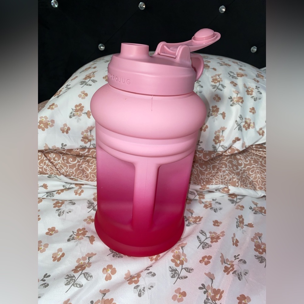 HydroJug Pro in the color Berry